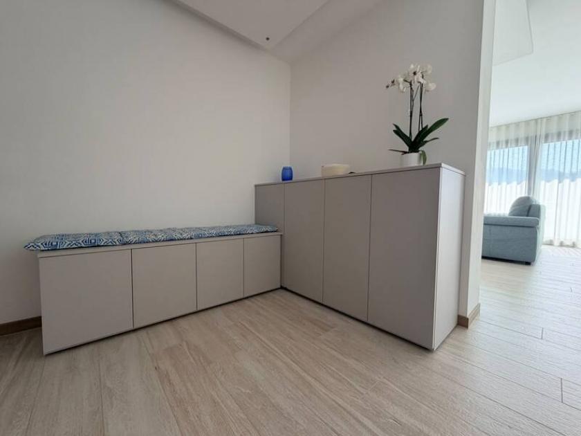 Arredamento per ingresso, soggiorno, locale multiuso