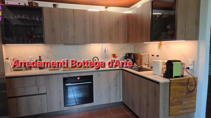 Cucina Rovere Cuoio, gola Bronzo, Dekton Entzo